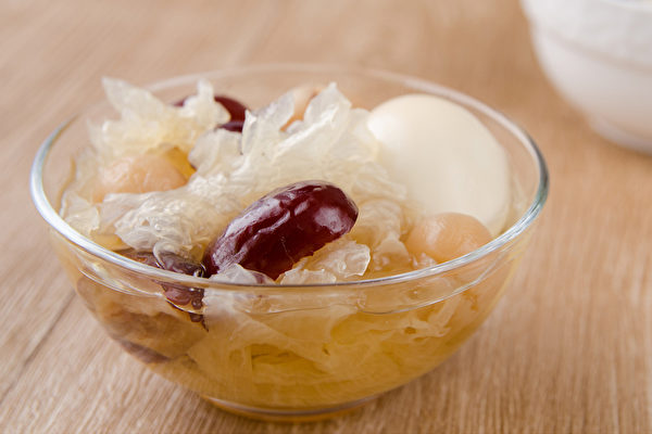 止咳嗽偏方之：银耳鸭蛋汤。示意图。(Shutterstock)