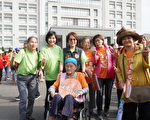 大手牵小手 公益健走为爱向前走