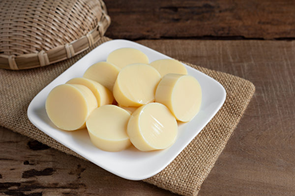 豆腐和鸡蛋一起吃营养更丰富，因蛋黄本身有油脂，又可提供动物性蛋白质来源，刚好跟豆腐互补。(Shutterstock)