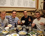 澳职巨人队逛夜市尝鸡肉饭   最爱造访嘉义