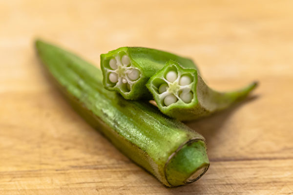 秋葵又叫黄秋葵，最广为人知的它降血糖的益处。(Shutterstock)