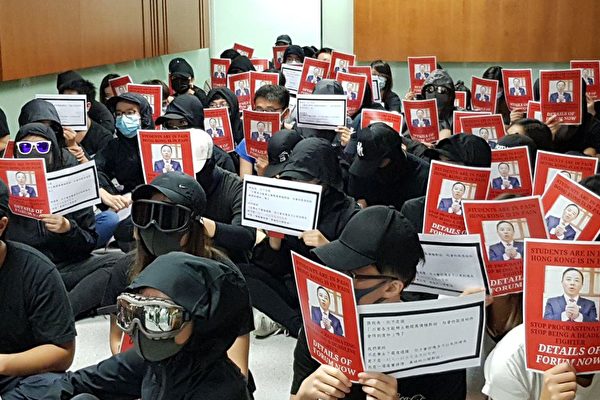 三千师生诉求无果 港大生校长室外抗议升级