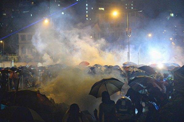 11月17日晚，香港理大硝煙瀰漫，數百人被港警包圍，民間呼籲反包圍救人。圖為尖東橋受防暴警察兩面射擊催淚彈。（宋碧龍/大紀元）