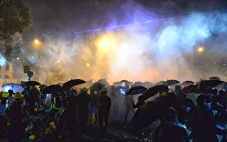 香港示威者被警方集中押上火车 外界忧送往大陆集中营