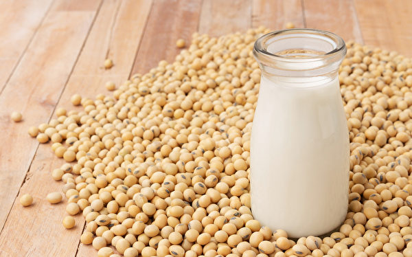 豆浆含有五种抗癌物质，特别是其中的异黄酮，是预防及治疗乳腺癌、大肠癌的重要物质。(Shutterstock)