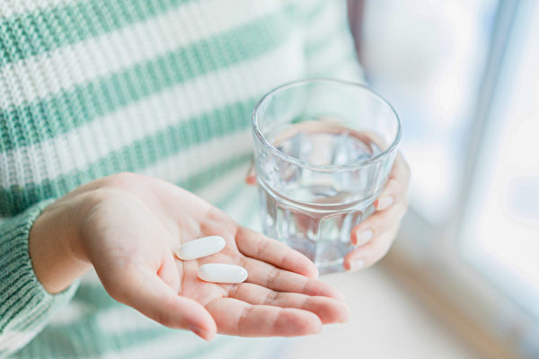 吃藥卡喉嚨怎麼辦？(Shutterstock)