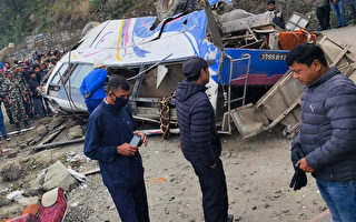 尼泊尔大巴冲出高速路 造成14死18伤