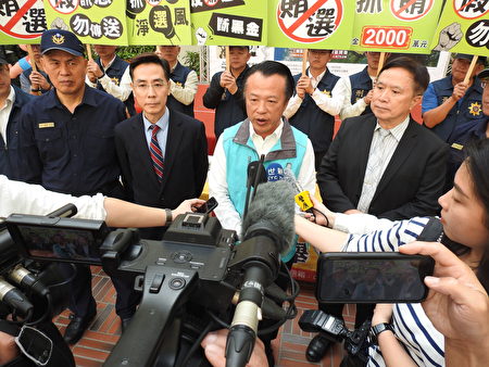 嘉义县长翁章梁（右2）接受媒体联访，宣示查贿决心。