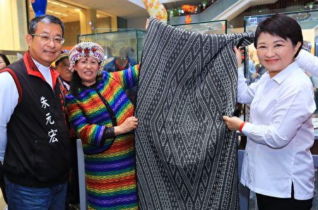 編織工藝師余美玲傳承原民編織技藝，帶領多位族人一同發揚原住民織品藝術。