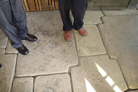  在民宿门口，每一块石板都不一样大小及形状，使用材质独特的水泥用模子灌出来的，都具有透水性，精心打造的。