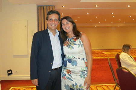 阿根廷聯邦審計署副署長Anibal Kohlhuber偕妻子Neivete Duratti觀賞了神韻在阿根廷的演出。 （林南宇／大紀元）