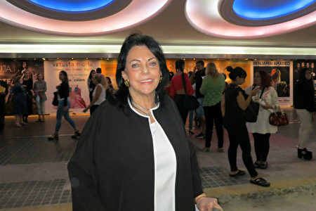 阿根廷前副總統夫人Munira Azura在布宜諾斯艾利斯Oprea 劇院，觀看了神韻演出。 （林南宇／大紀元）