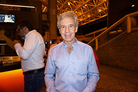 美國二十世紀霍士（FOX）電影公司拉美區副總裁Vicente Garcia Cors在墨西哥城國家禮堂觀賞了神韻演出。（林南宇／大紀元）
