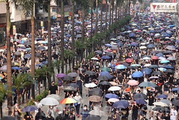 2019年9月29日，全球24個國家、65個城市舉行「全球連線-共抗極權」遊行，香港灣仔遊行隊伍。（孫明國／大紀元）