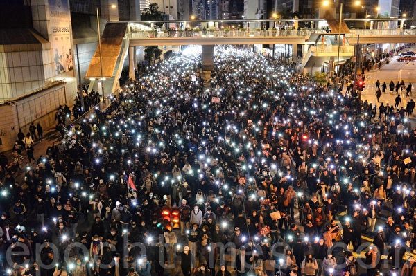 2019年12月8日，香港民陣發起「國際人權日」集會大遊行。遊行隊伍在灣仔軒尼詩道警署總部。（宋碧龍／大紀元）