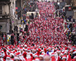 組圖：蘇格蘭聖誕老人慈善路跑 歡樂慶佳節