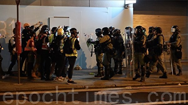 2019年12月25日凌晨的香港旺角，剩下記者與警方對峙。（文瀚林／大紀元）