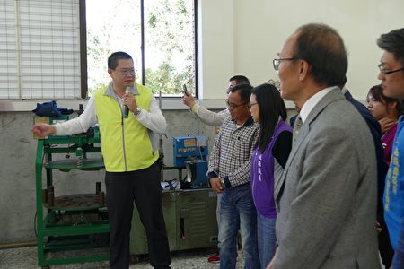 揭牌仪式后，冻顶工作站站长林儒宏引导来宾，参观打样中心各项专业机械及服务措施。