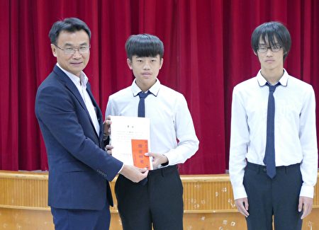 农委会主委陈吉仲（左）颁发奖金鼓励参加科展的学生。