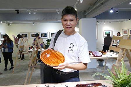 学员陈国明展示可作为食具的作品。