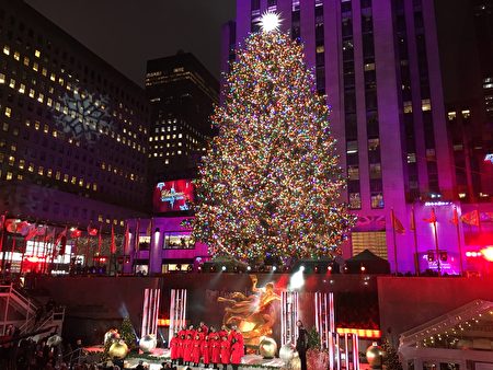 4日晚上約9點50分左右，洛克菲勒中心的聖誕樹點燈儀式正式開始。
