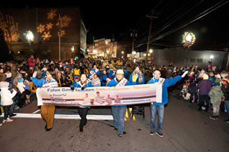 11月29日纽约上州米德尔敦（Middletown）市政府举行传统一年一度的圣诞点灯仪式及庆祝游行，法轮功队伍再次被邀请参加，并受到热烈欢迎。