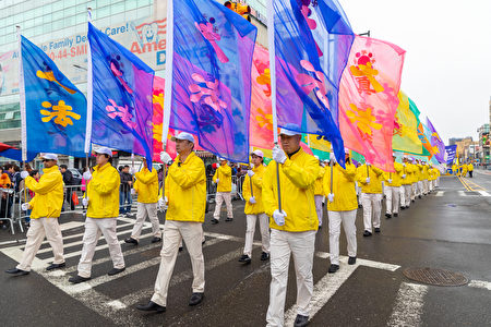 2019年4月20日纽约法轮功学员纪念4·25法拉盛游行。图为纽约大法旗阵。