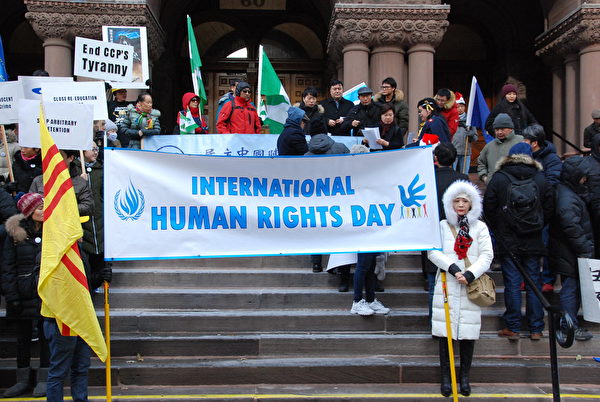  12月8日，多倫多20個團體在市中心聯合舉辦「國際人權日」集會遊行，譴責共產極權暴政，呼籲加拿大政府及國際社會認清中共，向獨裁政權說「不」。（伊鈴／大紀元）