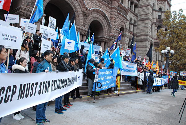  12月8日，多倫多20個團體在市中心聯合舉辦「國際人權日」集會遊行，譴責共產極權暴政，呼籲加拿大政府及國際社會認清中共，向獨裁政權說「不」。（伊鈴／大紀元）
