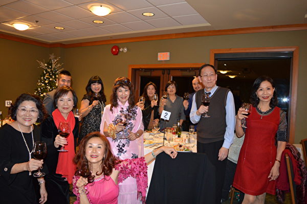 图：世华工商妇女会温哥华分会举办圣诞节舞餐会，姐妹们不仅热情好客，更展露各自的歌舞才华，赢得赞赏与掌声。（邱晨/大纪元）