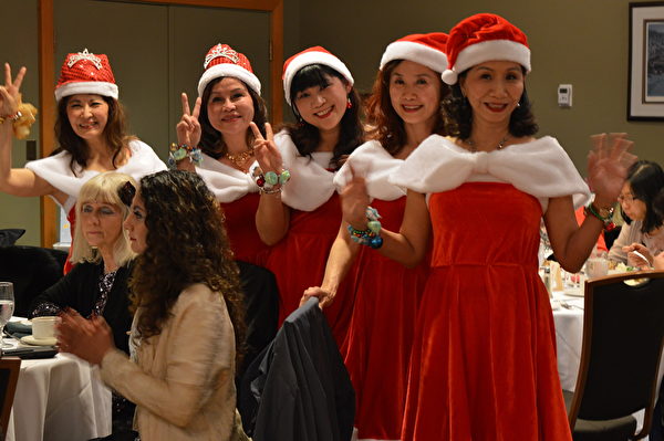 圖：世華工商婦女會溫哥華分會舉辦聖誕節舞餐會，姐妹們不僅熱情好客，更展露各自的歌舞才華，贏得讚賞與掌聲。（邱晨/大紀元）