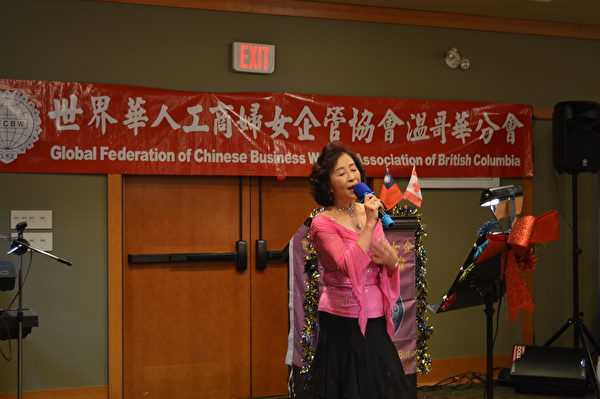 图：世华工商妇女会温哥华分会举办圣诞节舞餐会，姐妹们不仅热情好客，更展露各自的歌舞才华，赢得赞赏与掌声。（邱晨/大纪元）