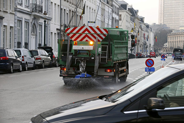A deicing truck with salt-spraying device drives through the streets of Brussels after an ice night, ahead of a Minister's council meeting of the Federal Government, in Brussels, Friday 18 January 2019. BELGA PHOTO NICOLAS MAETERLINCK (Photo credit should read NICOLAS MAETERLINCK/AFP via Getty Images)