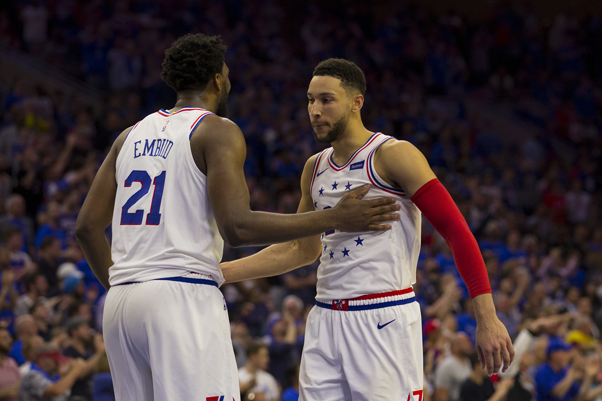 76人隊雙星乔尔·恩比德（左）和本·西蒙斯（右）。（Mitchell Leff/Getty Images)