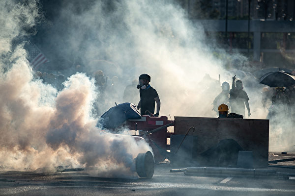 自6月份，香港民眾反送中至今，港警共使用約1800枚催淚彈、170枚海綿彈、300枚橡膠子彈。圖為8月5日警方在大埔警署附近的新興花園發射催淚彈。（PHILIP FONG/AFP/Getty Images）