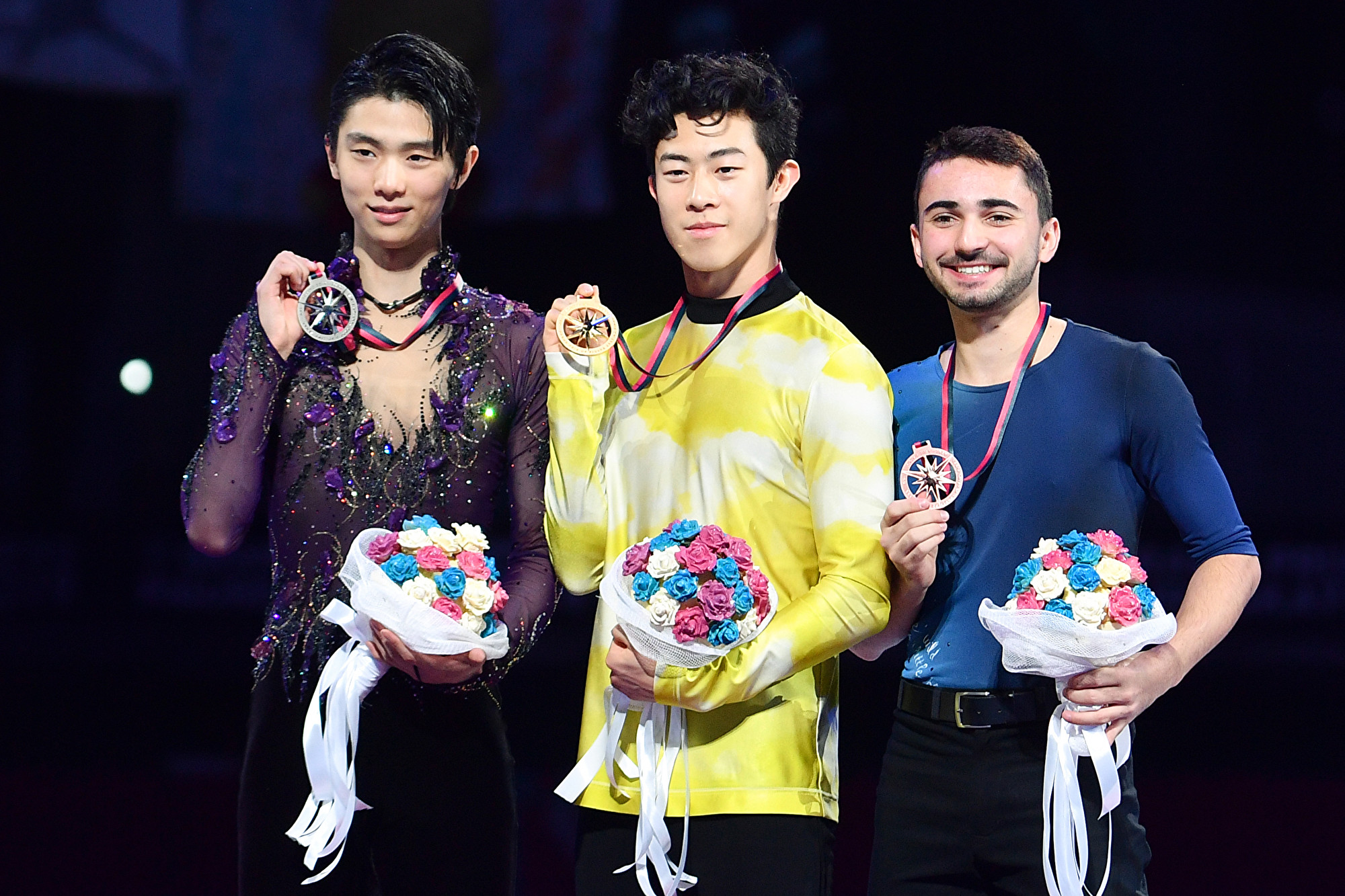 2019年花滑總決賽前三名:陳巍(美國,中)、羽生結弦(日本,左)、阿莫茲(Kevin Aymoz,法國,右)。( MARCO BERTORELLO/AFP via Getty Images)
