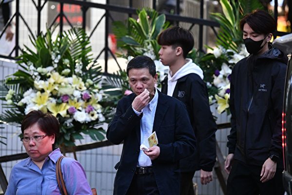 2019年12月12日，香港民眾前來悼念墜亡的科大學生周梓樂。（ANTHONY WALLACE/AFP via Getty Images）