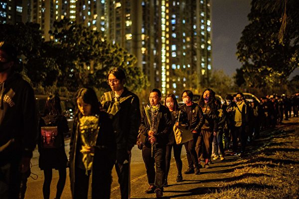 2019年12月12日，香港民眾前來悼念墜亡的科大周學生周梓樂。（ANTHONY WALLACE/AFP via Getty Images）