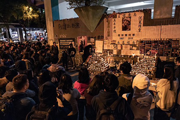 2019年12月12日，香港民眾到科大學生周梓樂墜亡事發地進行悼念。（Anthony Kwan/Getty Images）
