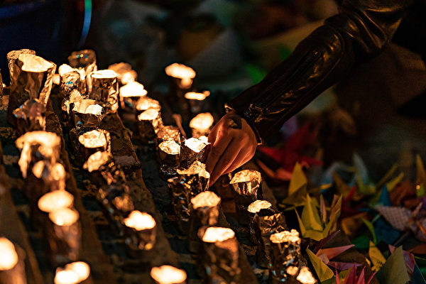2019年12月12日，香港民眾到科大學生周梓樂墜亡事發地進行悼念。（Anthony Kwan/Getty Images）
