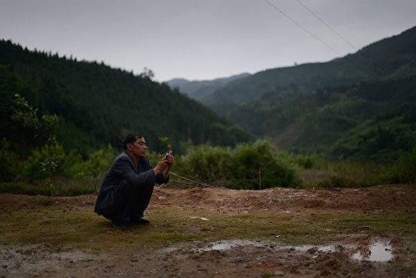中國有近3億農民工就業於合法的灰色地帶，缺乏合同的保障。圖為湖南農村的一名工人。（AFP/AFP via Getty Images）