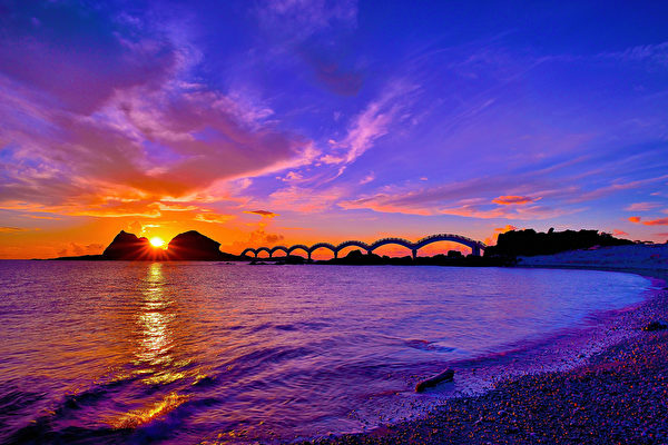 圖：臺東太麻里，擁有「日昇之鄉」的美名，曲折優美的海岸線以及綿延數里的沙灘。（台灣旅遊觀光局提供）