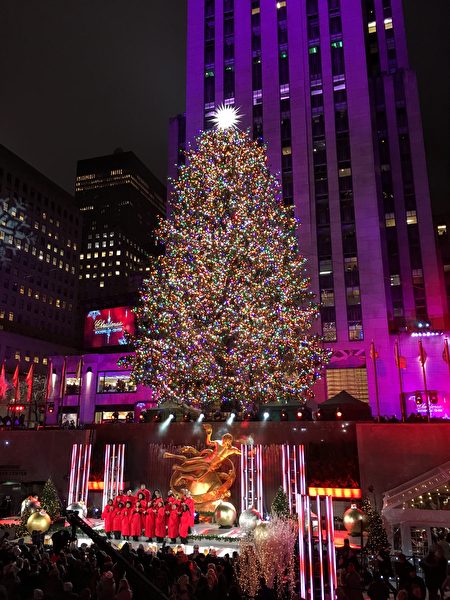 4日晚上約9點50分左右，洛克菲勒中心的聖誕樹點燈儀式正式開始。