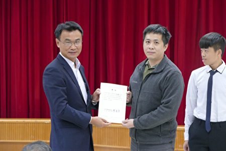 农委会主委陈吉仲（左）表扬北梅国中科展指导老师。