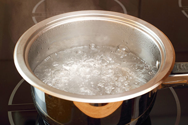 预防食物中毒，煮沸的热水是最朴实的消毒宝物。(Shutterstock)
