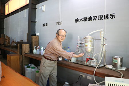 嘉华中学副校长林藤旺展示桧木精油萃取技术。