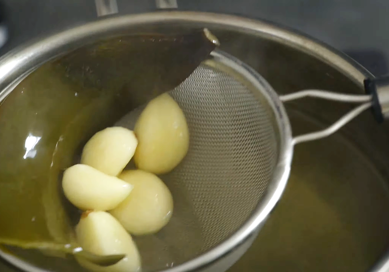 熬煮石狩鍋高湯的第一步驟,要先製作昆布高湯。(C2食光提供)