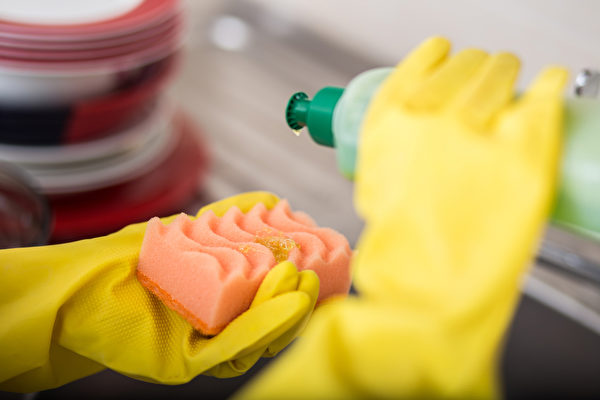 在洗碗精、洗手液或沐浴乳裡加水稀釋使用，這樣做正確嗎？(Shutterstock)