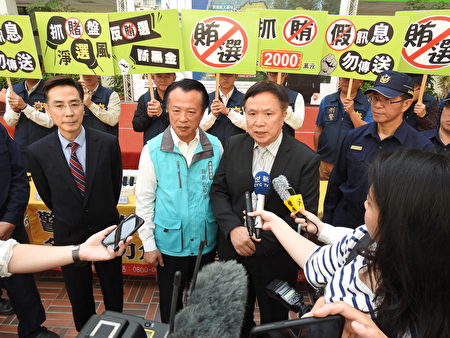 嘉义县调查站主任高聪明（右2）接受媒体联访，宣示查贿决心。