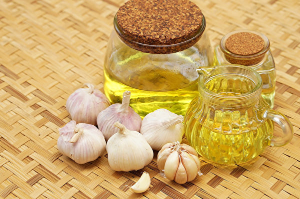 大蒜油較不辛辣刺激且具備大蒜的營養，平時烹調取用也方便。(Shutterstock)